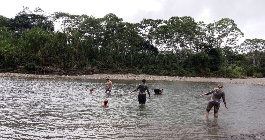 Viajeros bañándose en el río después de la terapia de arcilla