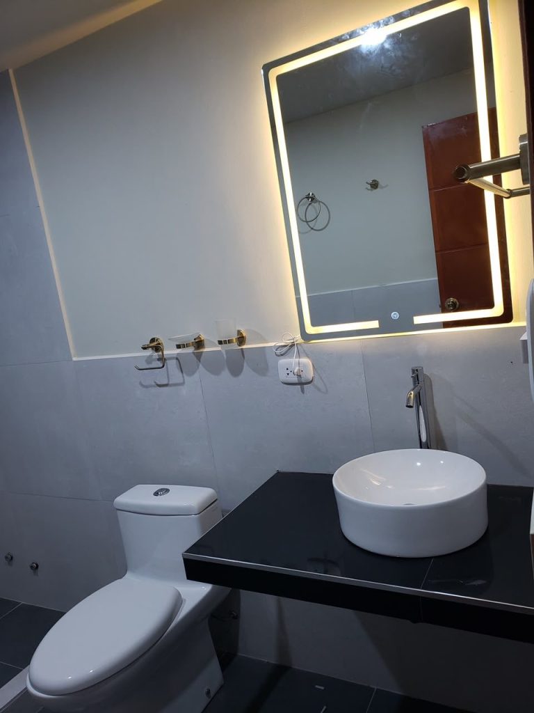 Baño privado de un bungalow en Top Manu Avatar Lodge